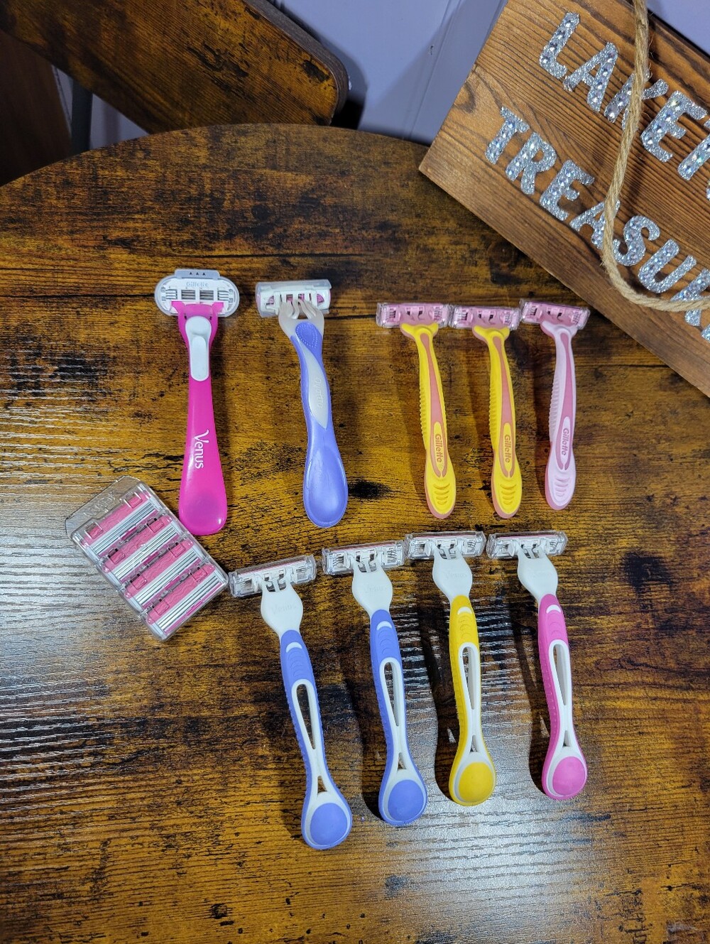 Venus/gillette Disposable Razor lot of 9 razors and refill pack